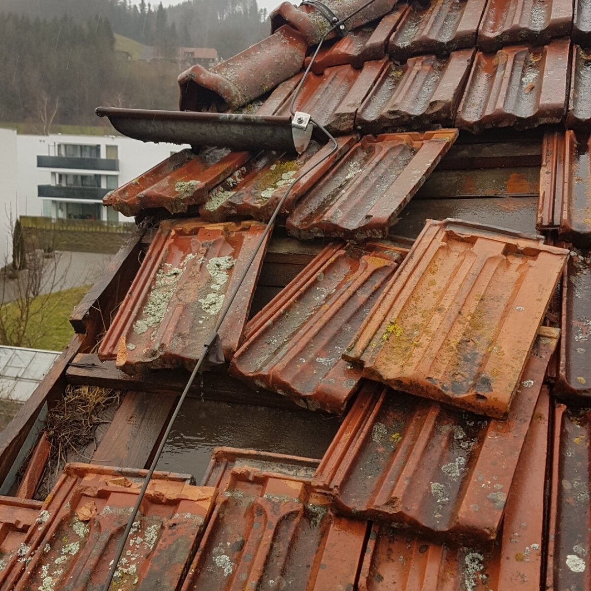 Schaden dachziegel auf dem dach